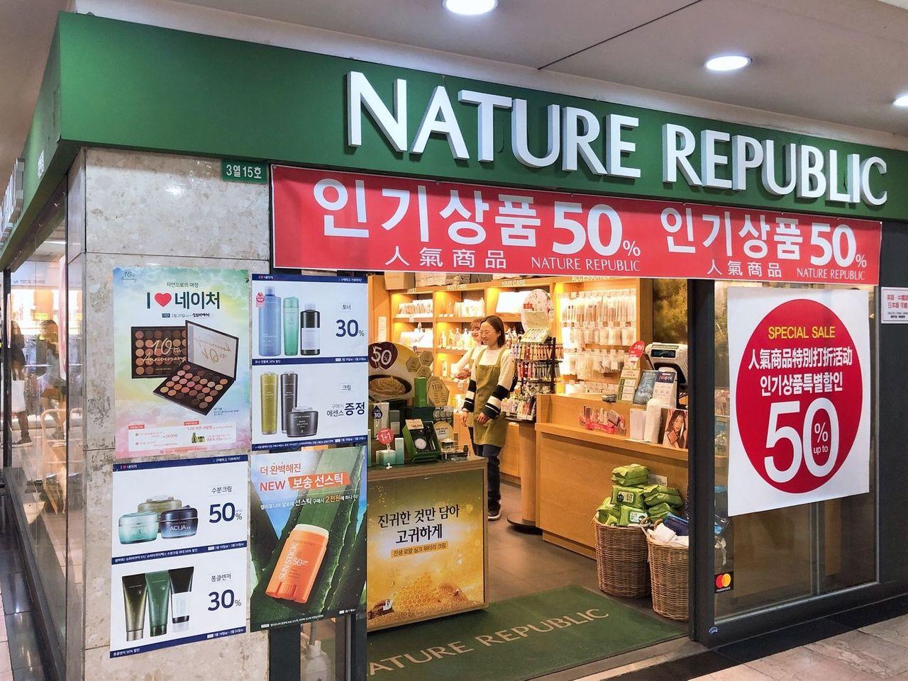 釜山西面地下街时尚购物，流行服饰店，吸引众多顾客。