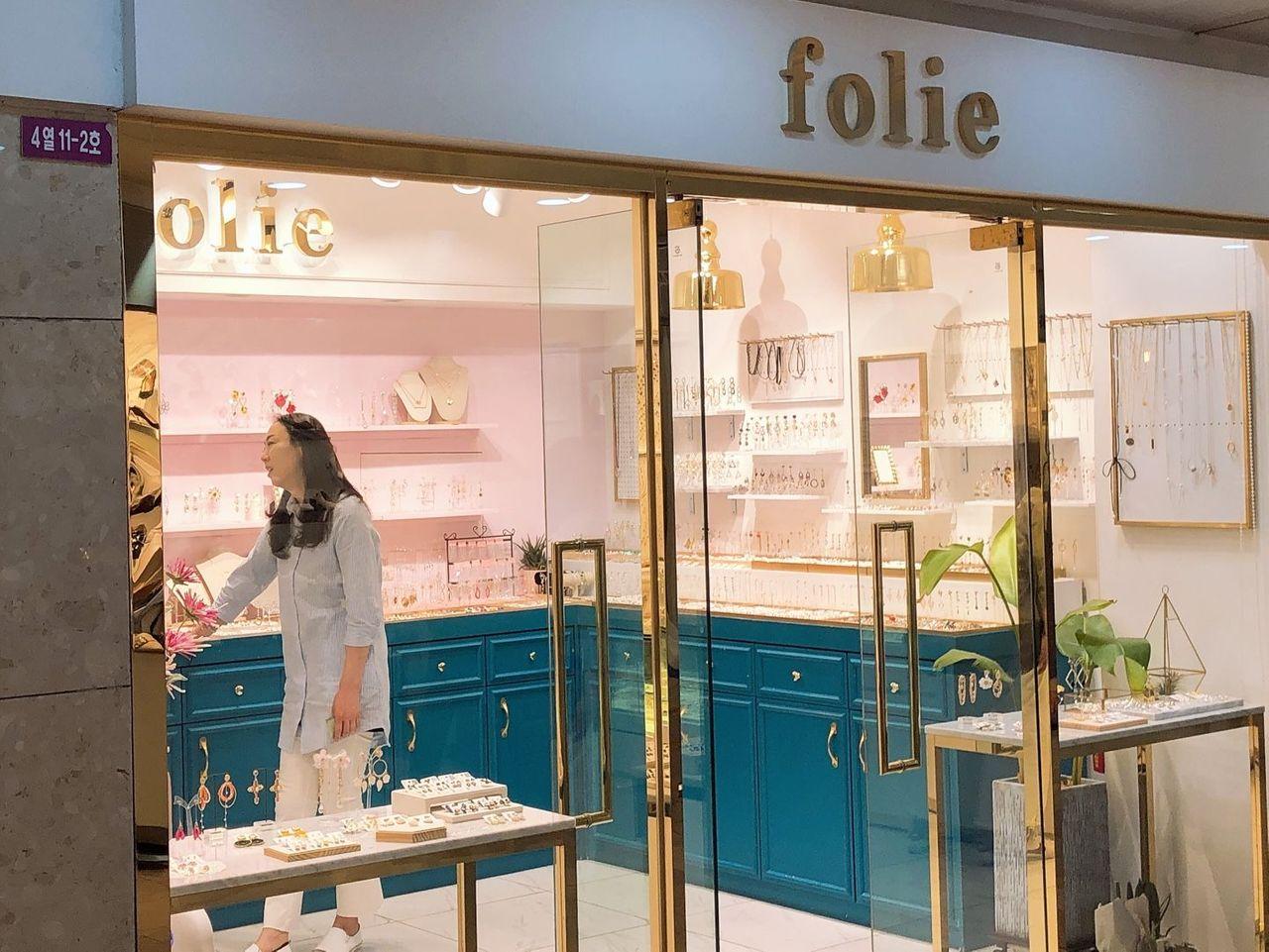 釜山西面地下街饰品店，提供各种流行饰品，购物的理想选择。