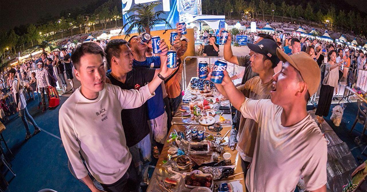 釜山西面大街的繁忙景象，街上人群行车川流不息。