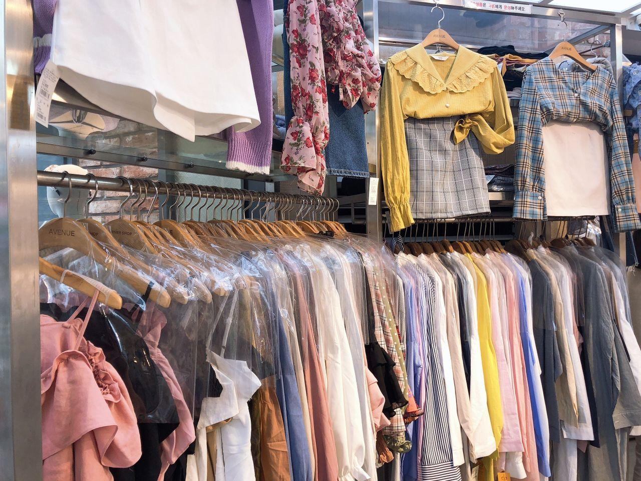 釜山西面购物商圈的袜子店，出售彩色袜子和毛绒鞋套。