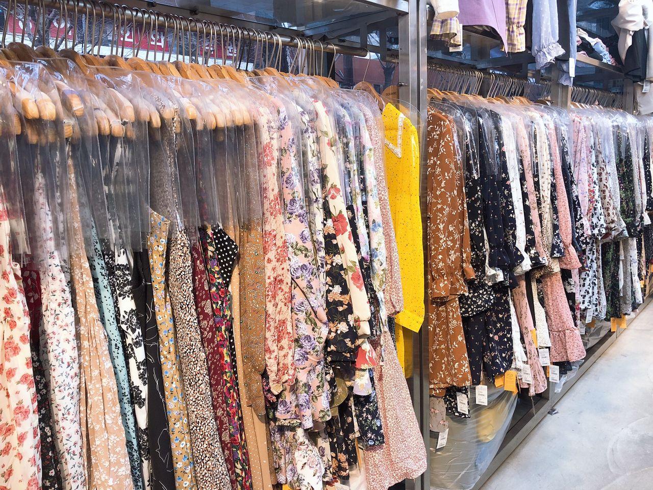 各种颜色和花纹的女装在釜山西面购物商圈的服装店内有售。