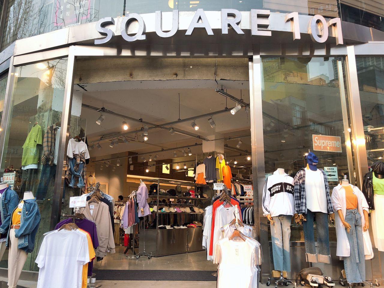 店内挂满各式女装，春季时尚商品展现于釜山西面购物商圈。