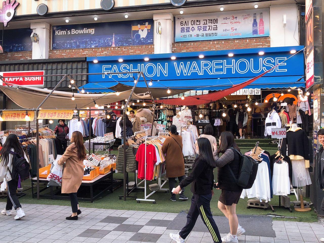 挂在衣架上的各类春季花纹女装，展示于釜山西面购物商圈的时尚店内。