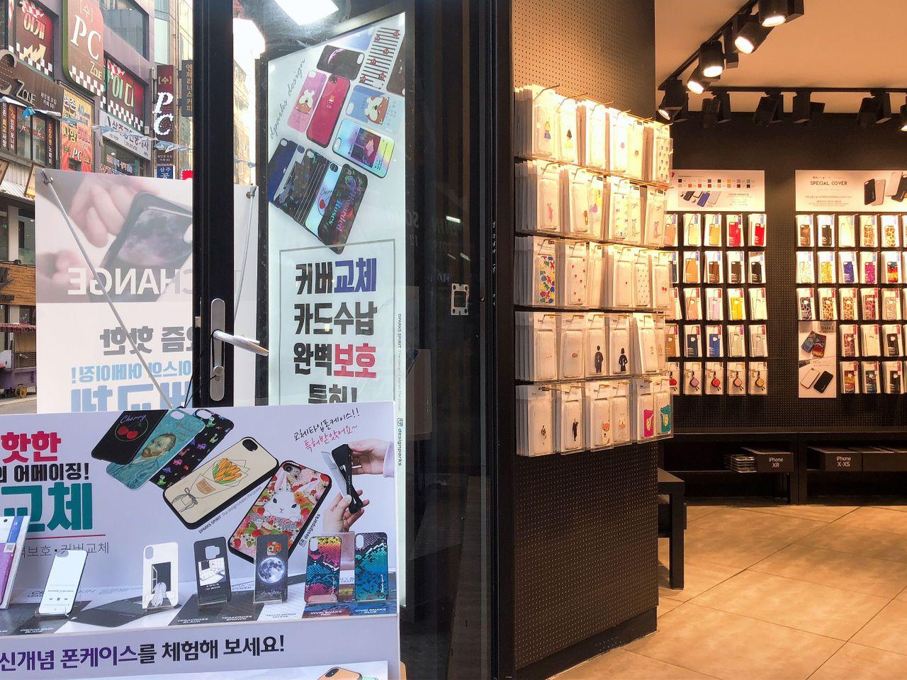 现代时尚设计的Lloyd珠宝店内展柜，釜山西面购物商圈。