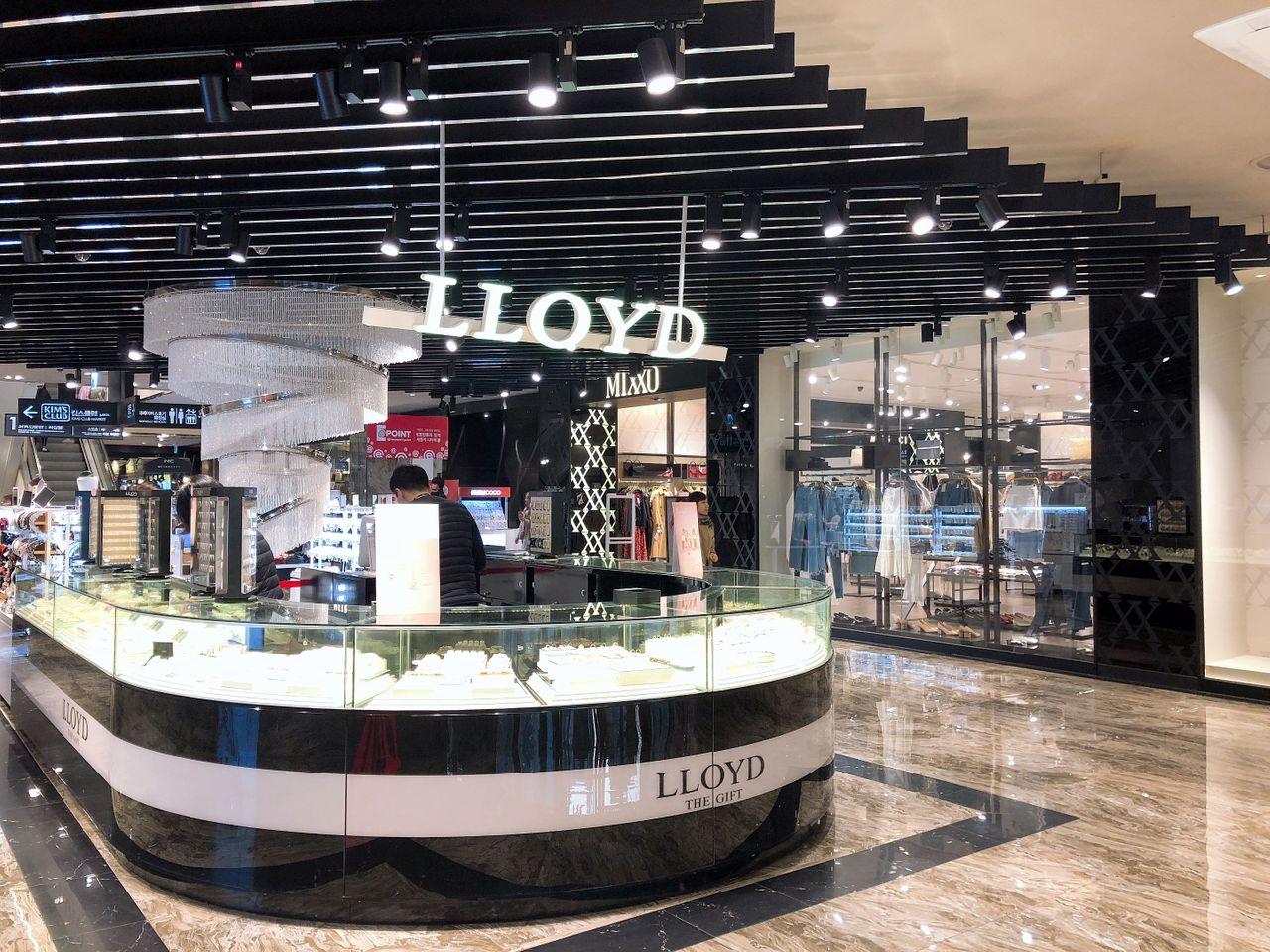 琳琅满目的饰品和头饰，展示在釜山西面购物商圈的一家精品店内。