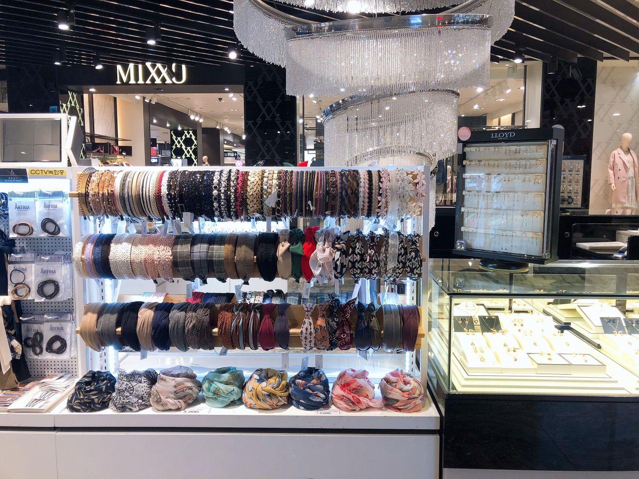 洛猫女士包和配饰，展示在釜山西面购物商店内。