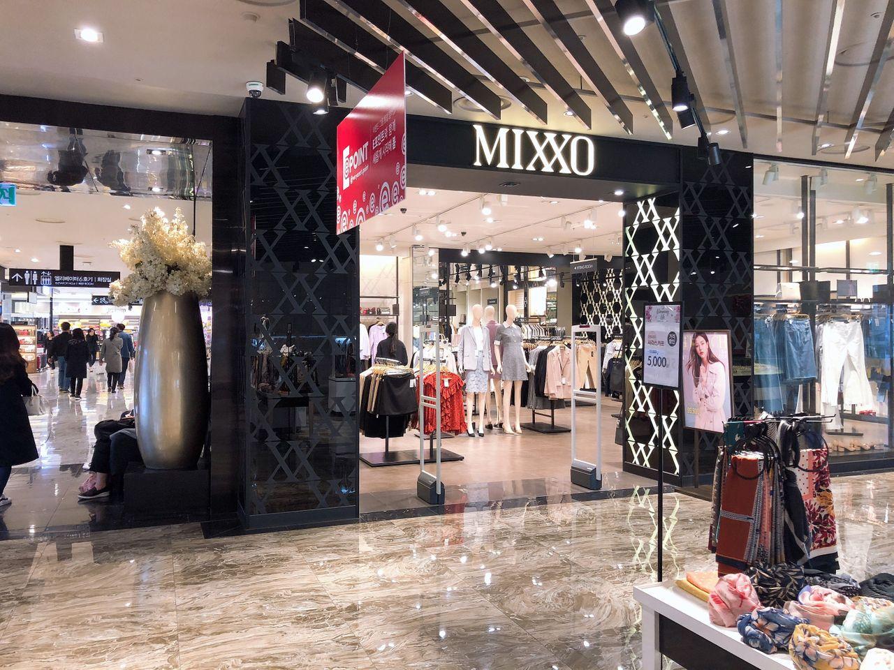 釜山西面购物商圈内关于化妆品和护肤品牌的商店通道。