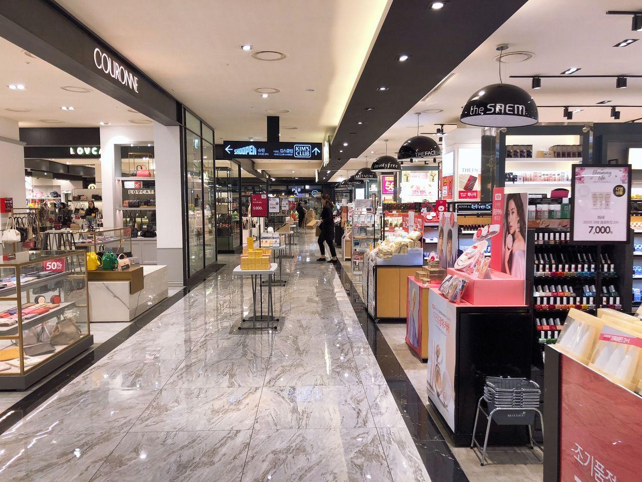 位于釜山西面的Shopen鞋店，展示多款时尚鞋履和手袋。