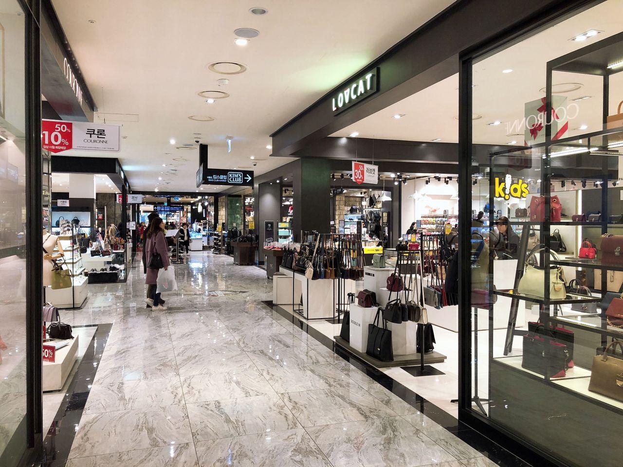 Shopen店内鞋子展示，色彩多样，包包系列整齐排列。