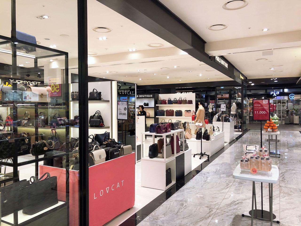 Spao服装店内提供不同尺码与风格的舒适休闲服饰。