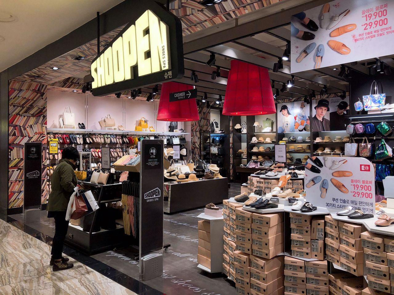 H&M时尚店在釜山西面购物商圈的主入口，现代设计装潢。