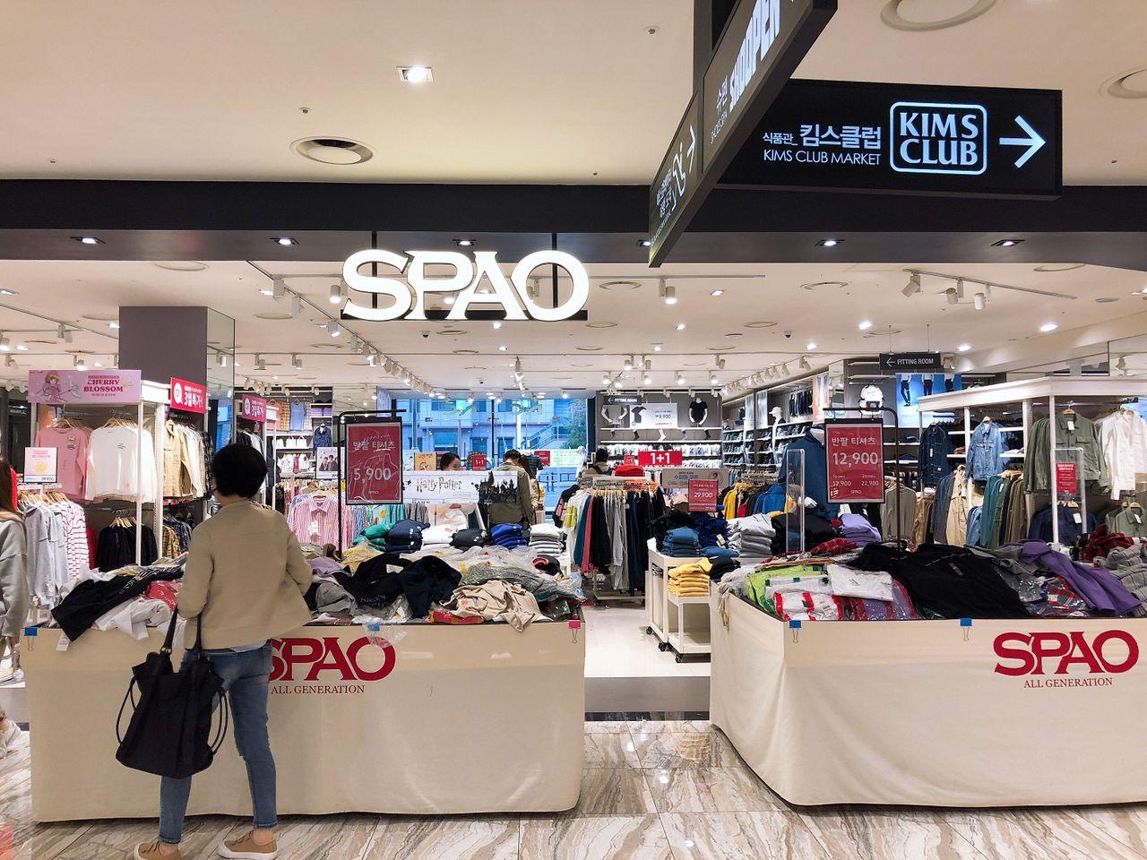 釜山西面购物商圈中的咖啡厅，室外街景透过玻璃窗可见。