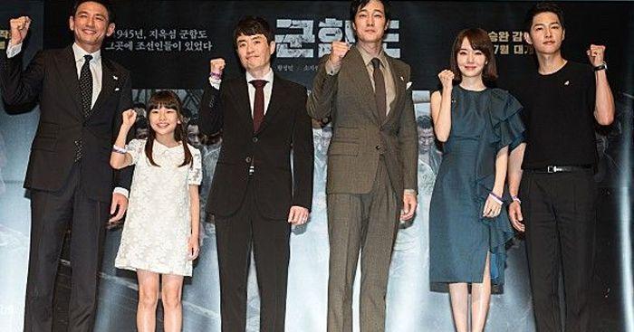 韓國電影《軍艦島》發布會合照，演員揮拳展現電影情感