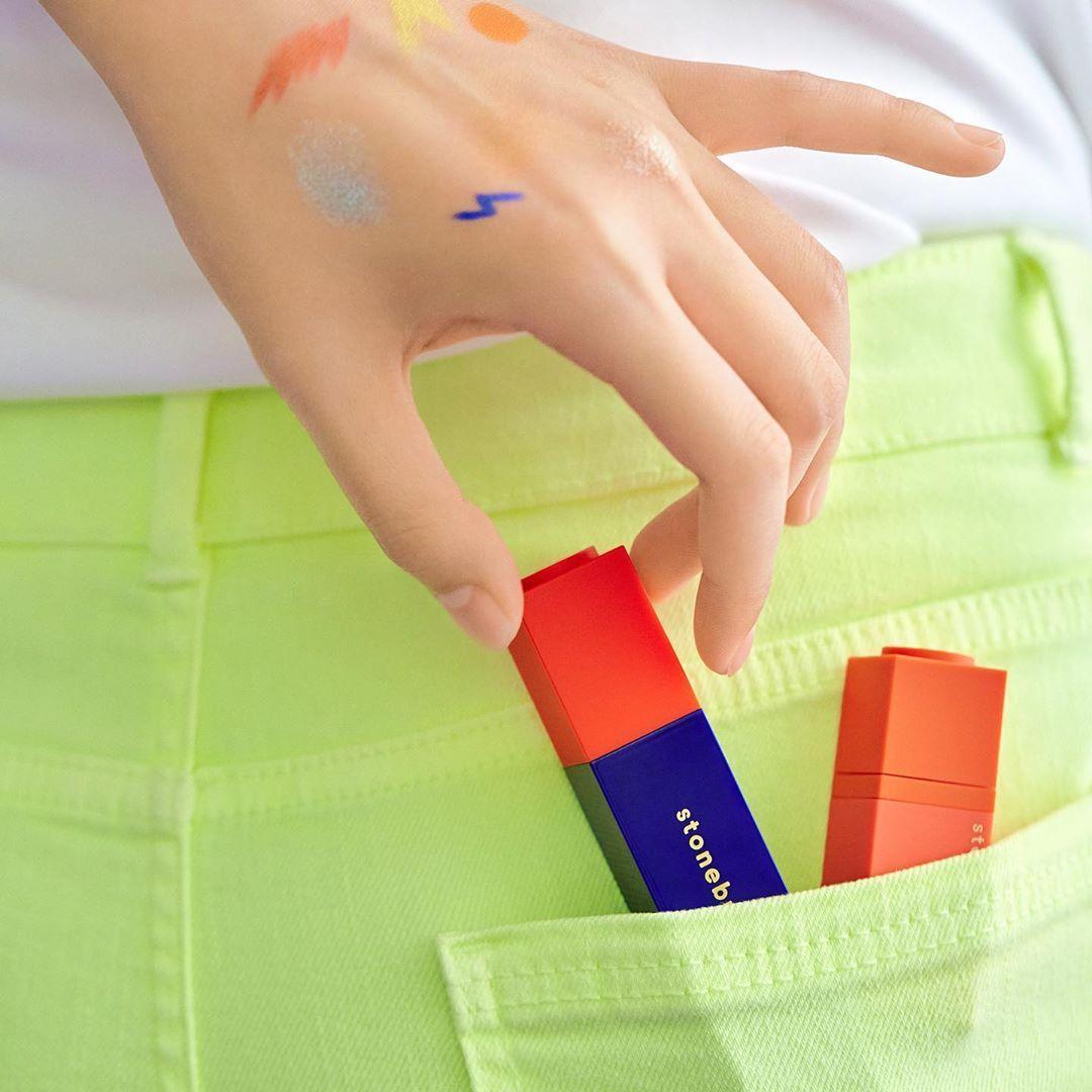 石頭磚唇膏產品，放於口袋中，色彩亮眼，樂高造型獨特。