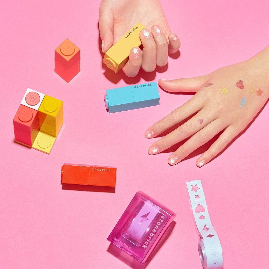 石頭磚化妝品與手部展示，呈現多樣顏色組合及創意設計。