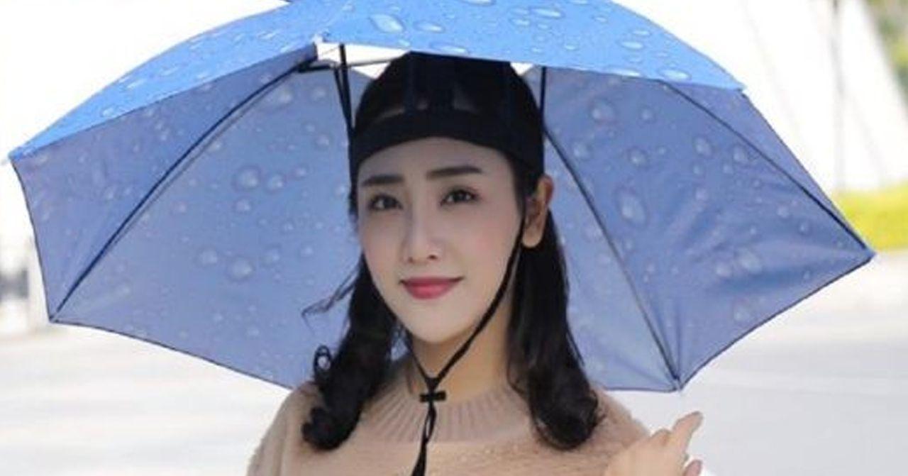 藍色雨傘下展示商品，背景為白色戶外環境，創意廣告風格。