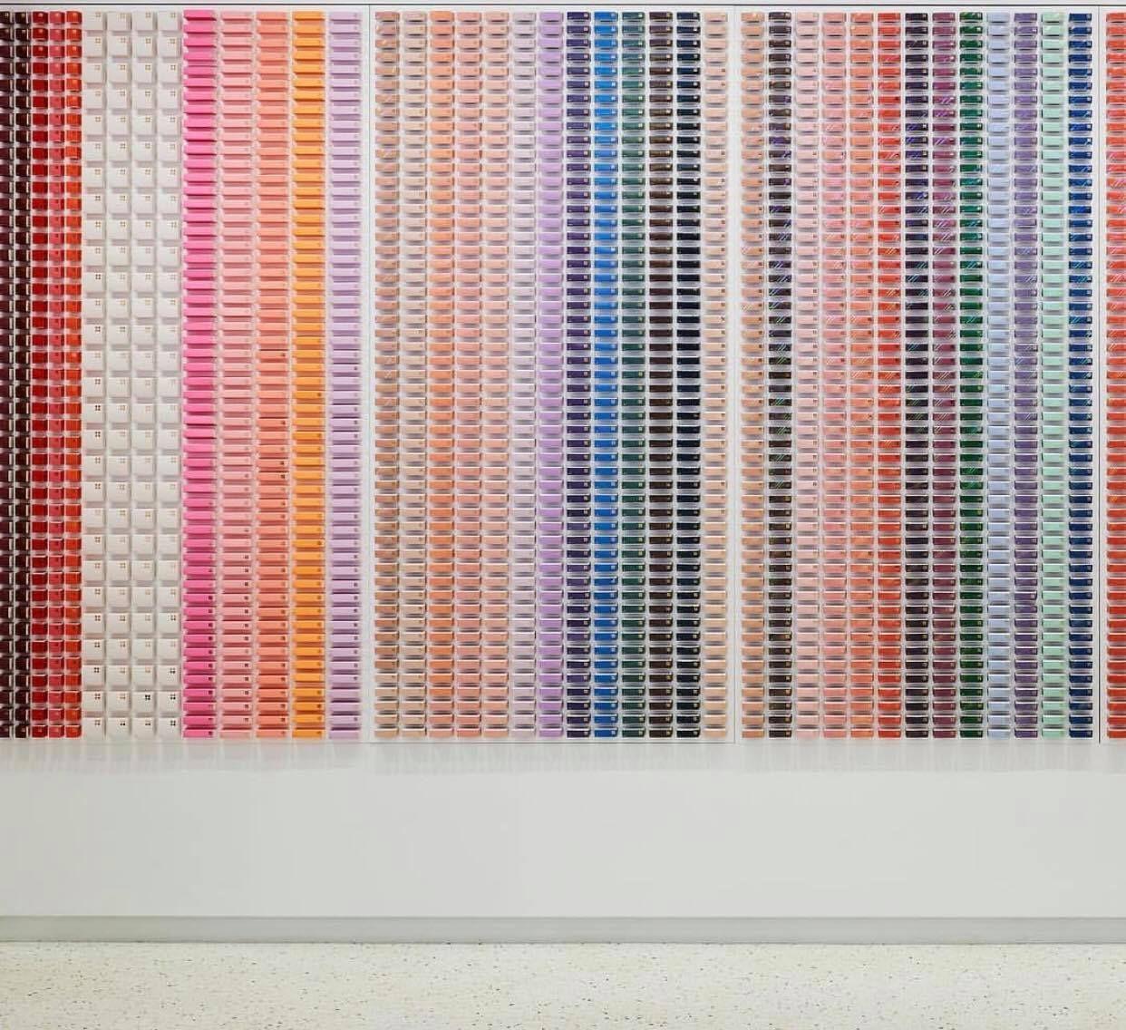 石頭磚多樣化色彩產品，井然排列於展示櫃內，風格簡約整潔。