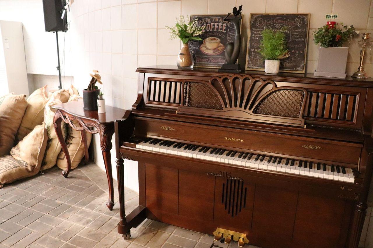 Амралтын зочдод зориулсан тухтай орон байр, амаа тэжээх тавилга.