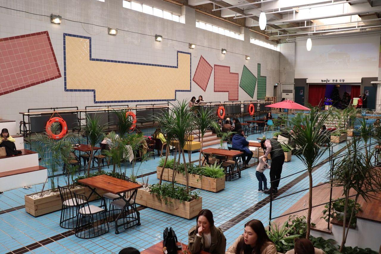 Cafe Gemstone-ийн нэвтрэх хэсэг, хэв хамт ноход, өвөрмөц гэрэл зургийн үзэмж.