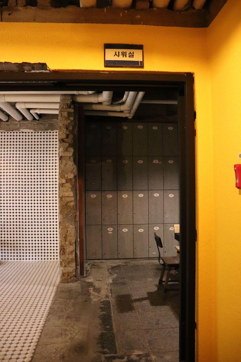 GEMSTONE咖啡廳內部充滿獨特的座椅和雅緻的擺設，巧妙地將游泳池設計運用於咖啡館中。