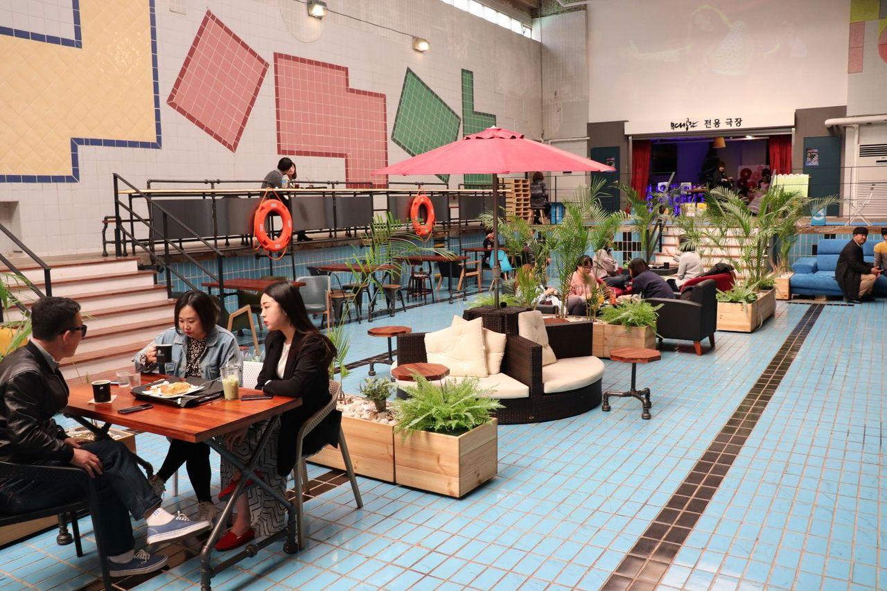 Gemstone cafe-ийн дотор тал, ханан дээр хана засал, өвөрмөц шинж чанар бүхий тавилга.