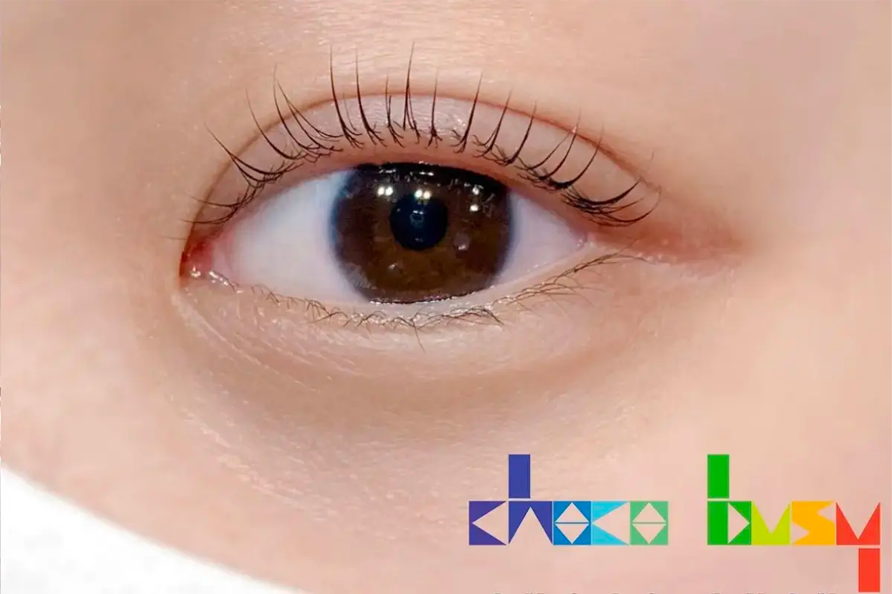 楚楚動人的眼部特寫，展示使用Chocobusy Nail的美睫服務後的自然效果，令人印象深刻。