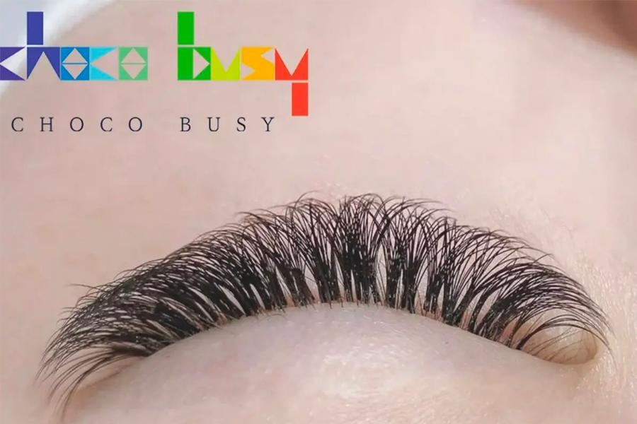 展示於眼部的捲翹睫毛特寫，Chocobusy Nail美睫服務的效果，顯示出豐盈濃密的睫毛。