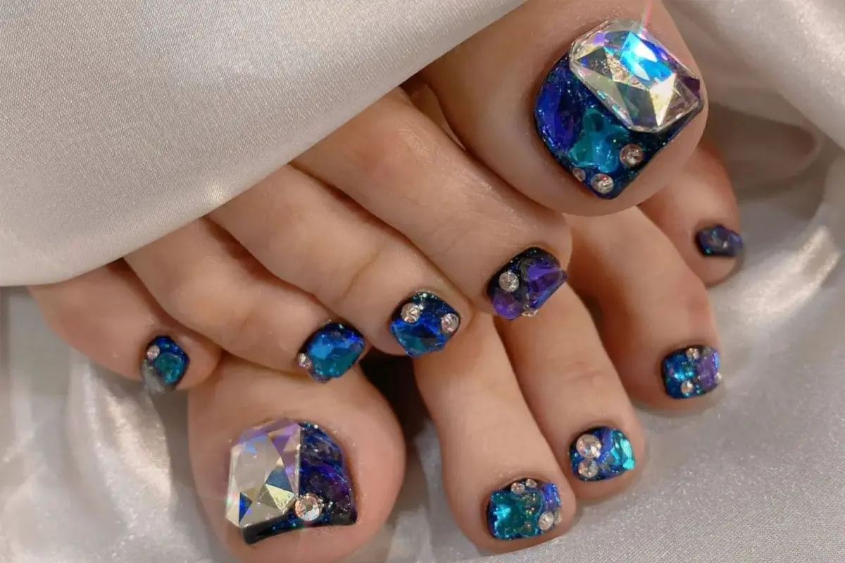 手部美甲上的裝飾流行元素，展現明亮色調和潮流符號相框的結合。