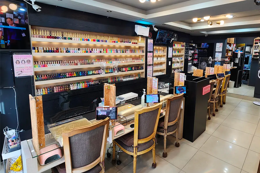 Chocobusy Nail的整潔店內空間，包括多張工作臺及排列整齊的美甲油展示櫃。