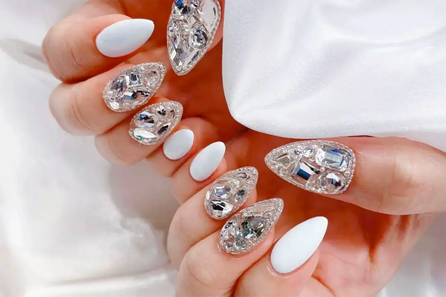 精緻的水晶美甲，展示於一隻手上，造型華麗閃耀，非常精細的指甲設計。