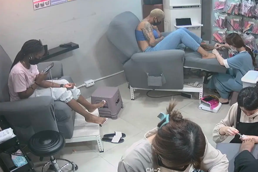 客人在Chocobusy Nail的室內環境進行美甲或美睫的場景，顯示配有舒適的座椅和工作臺。