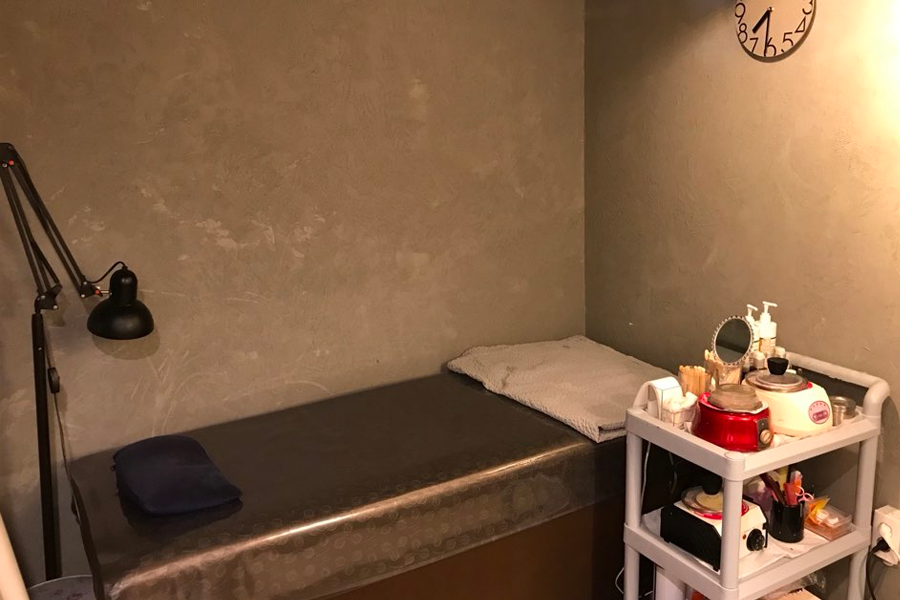 Chocobusy Nail的室內一角，帶有美睫服務的靜謐空間，配有舒適的床和簡單的裝飾。