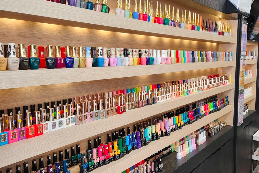 Chocobusy Nail店內的美甲油展示櫃，展示各種顏色與品牌的美甲油，排列整齊且種類豐富。
