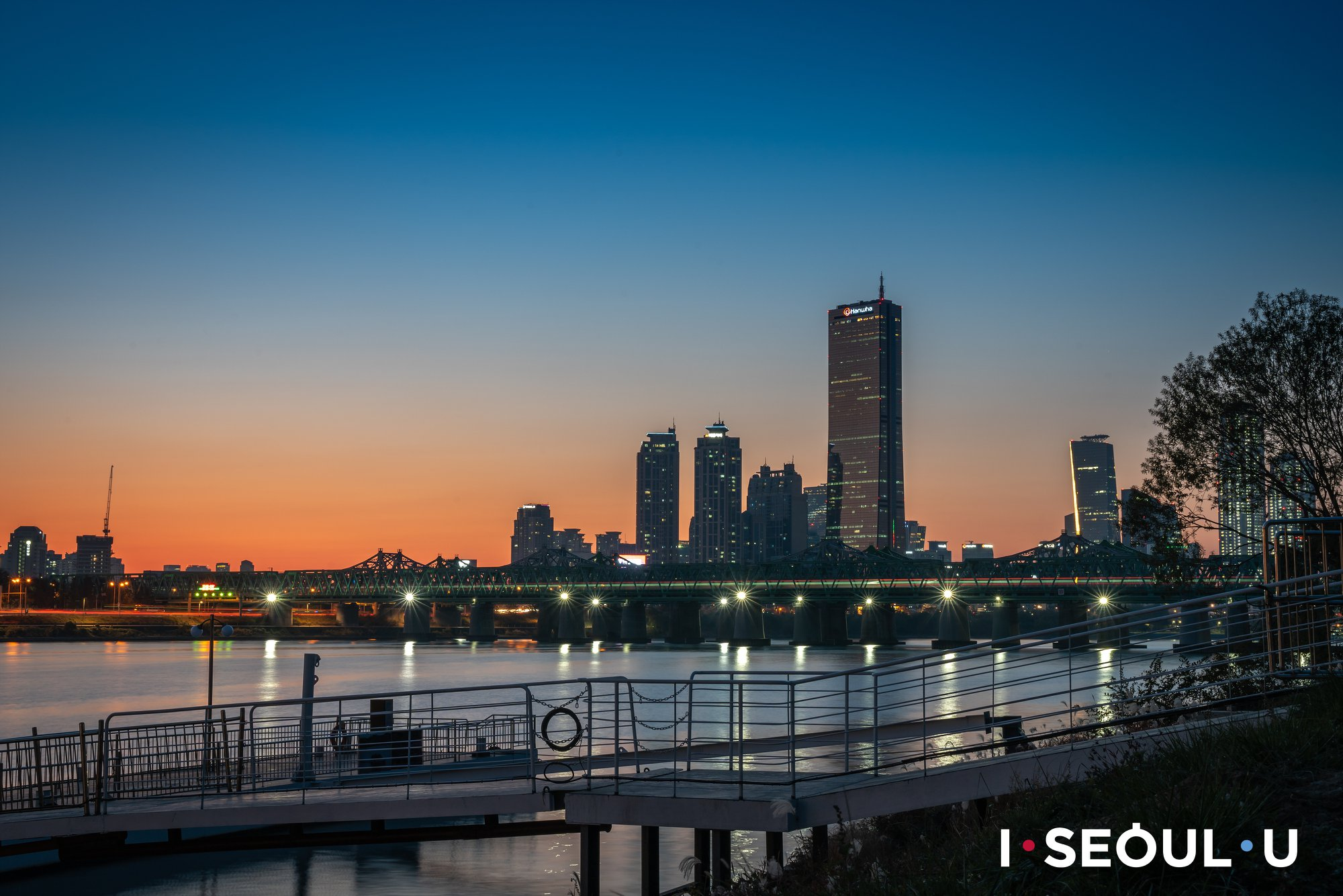 서울 야경과 함께하는 한강의 야경모습 대만어: 搭配首爾夜景的韓江夜景