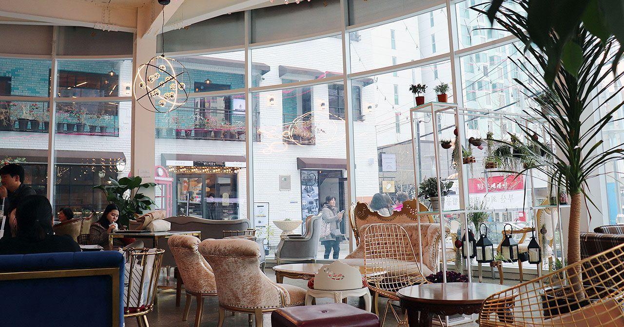 西面地區咖啡館推薦，吸引遊客進入舒適的放鬆空間。精心設計的室內裝潢與氛圍，成為熱愛咖啡館文化的年輕人首選。