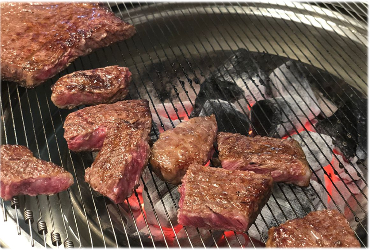 馬場洞韓牛老闆和顧客在展示櫃台前