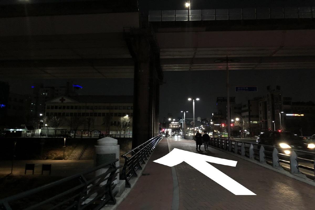 Con đường dẫn đến một cầu gần nhà hàng Majanggol tại Seoul.