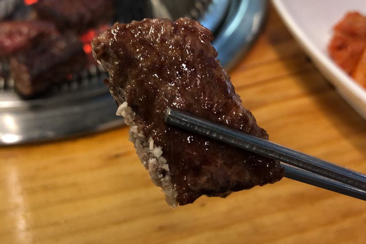 韓牛切片在炭火上烤制的過程展示