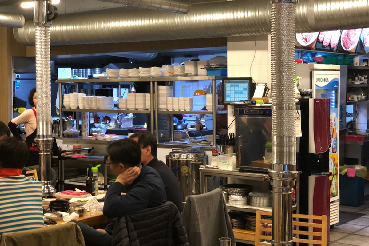 馬場洞韓牛餐廳的內景中食客享受用餐