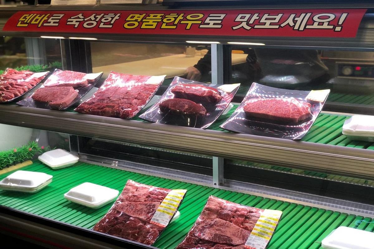 陳列された韓牛のパッケージ、肉の鮮度が目で見てわかる