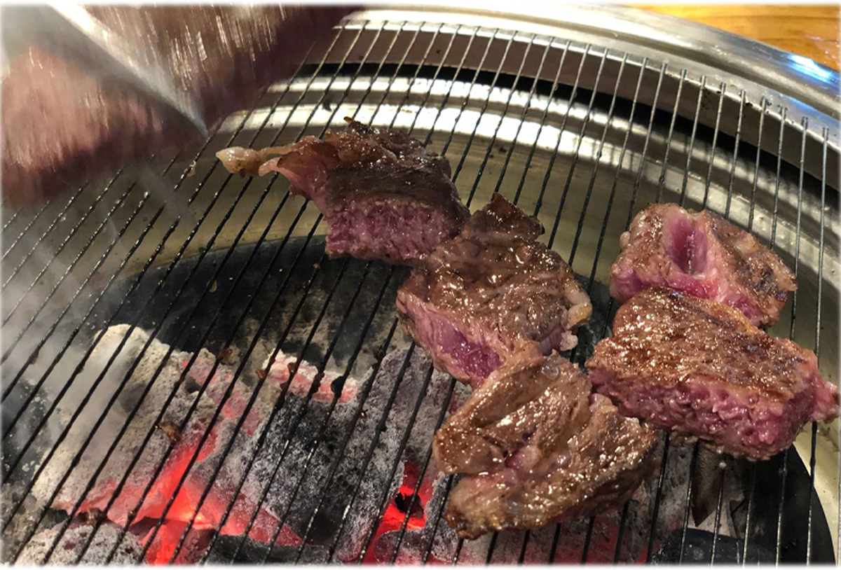 美味的韓牛切片展示在餐廳內櫃枱