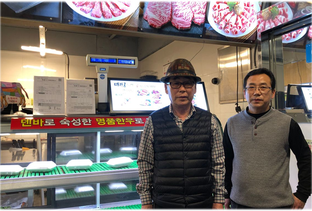 馬場洞韓牛老闆和顧客在展示櫃台前