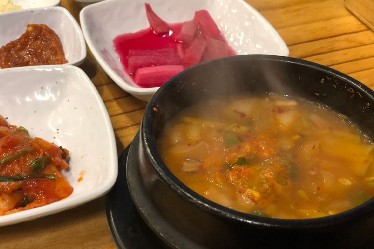 炭火上烤制的韓牛展示