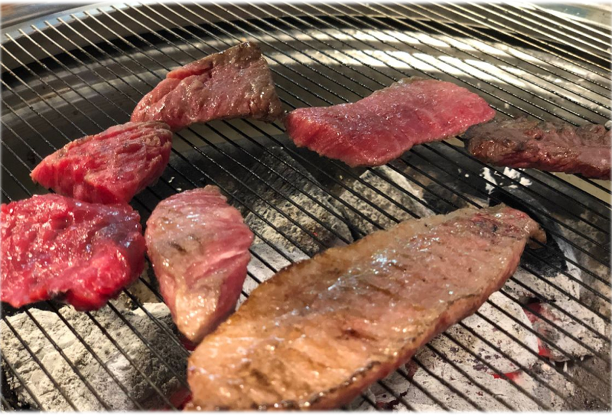 炭火烤制的韓牛切片展示