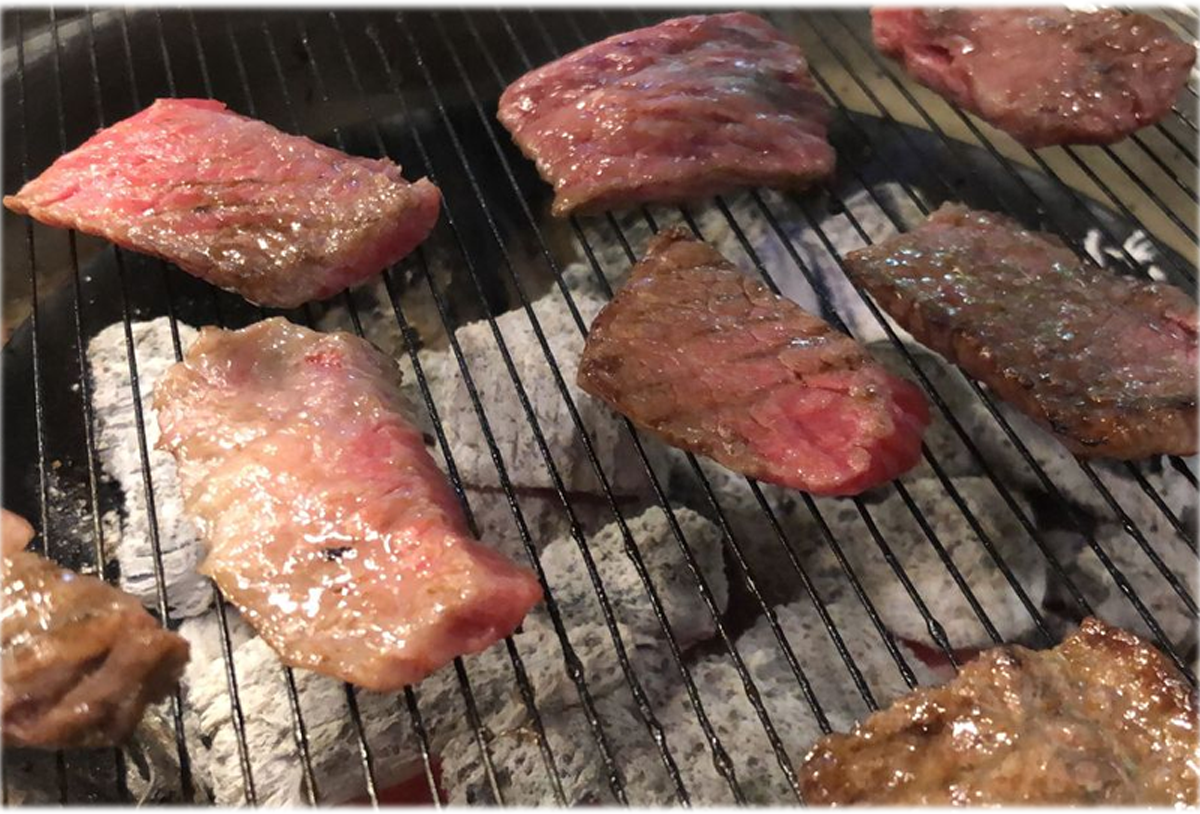 炭火上韓牛烤制的過程展示