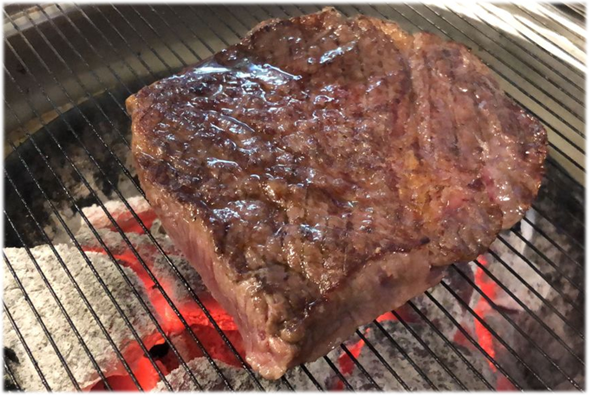 配有大醬湯的典型韓國餐桌展示