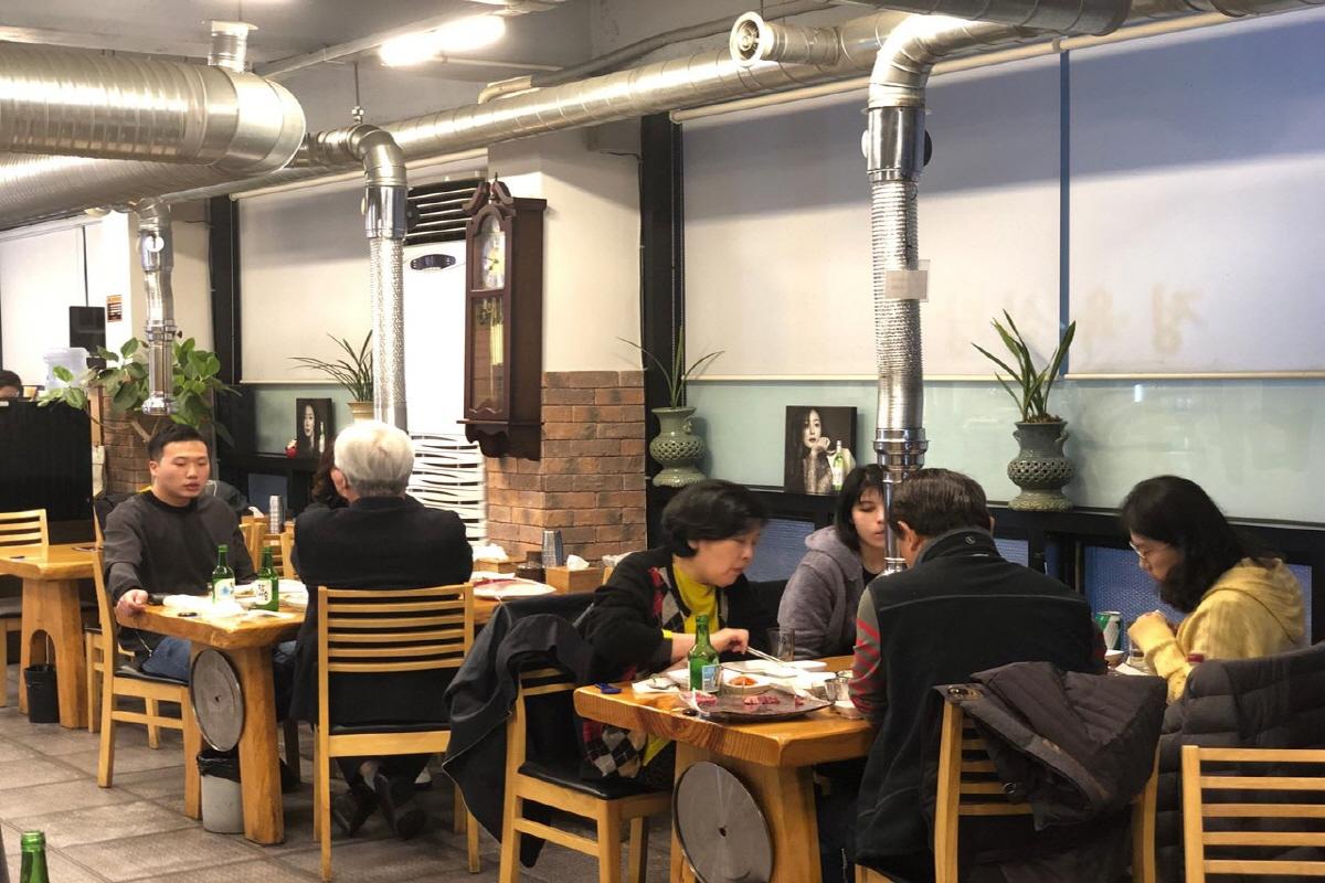 『馬場コル』の店内の様子、落ち着いた雰囲気で食事を楽しむ人々