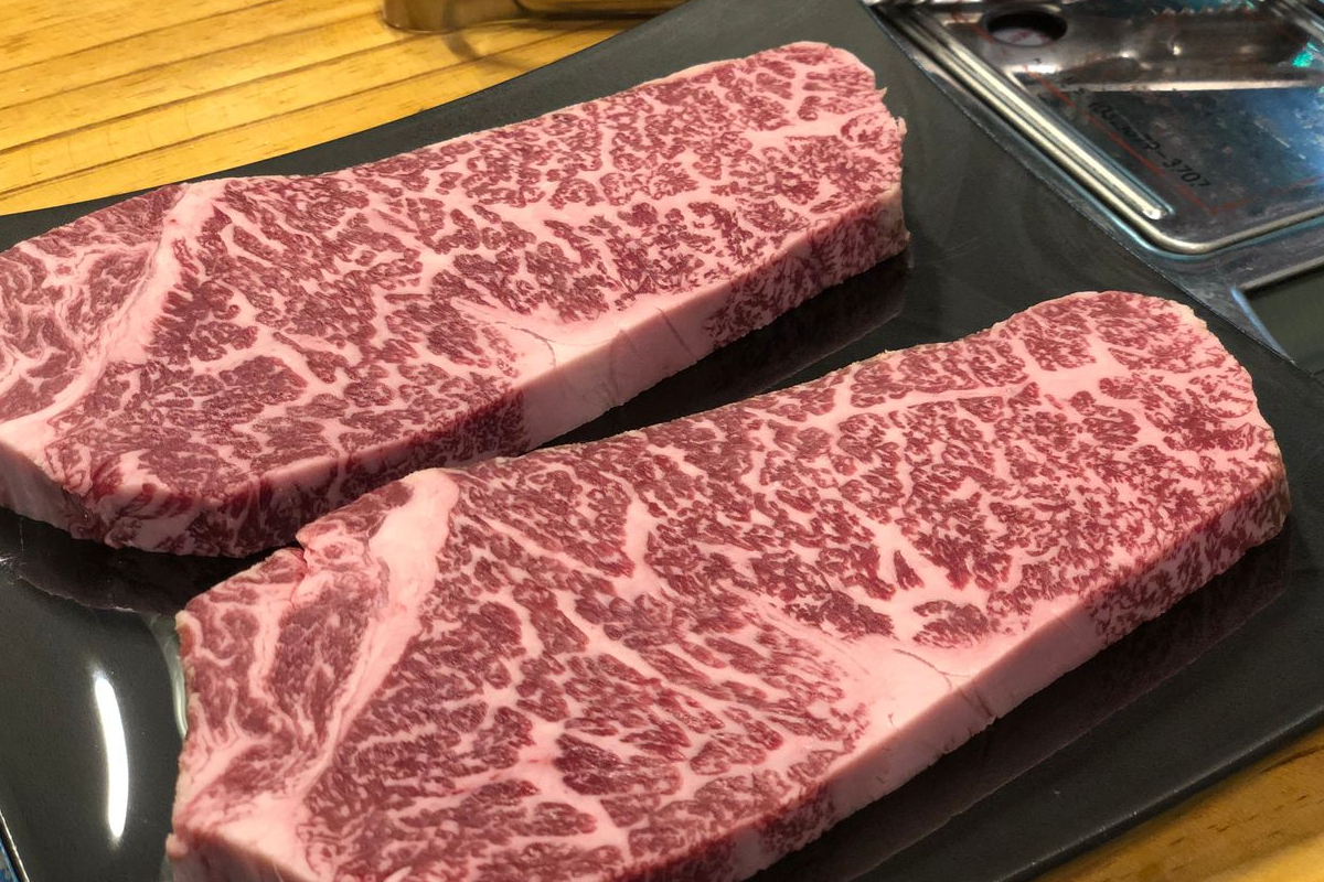 韓牛展示在餐廳內部櫃枱