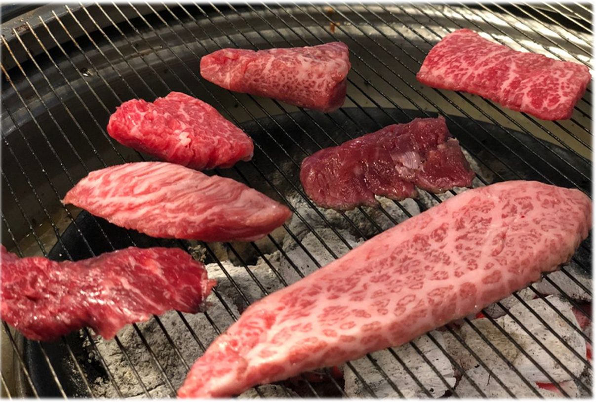 韓牛在炭火上烤制的美味展示