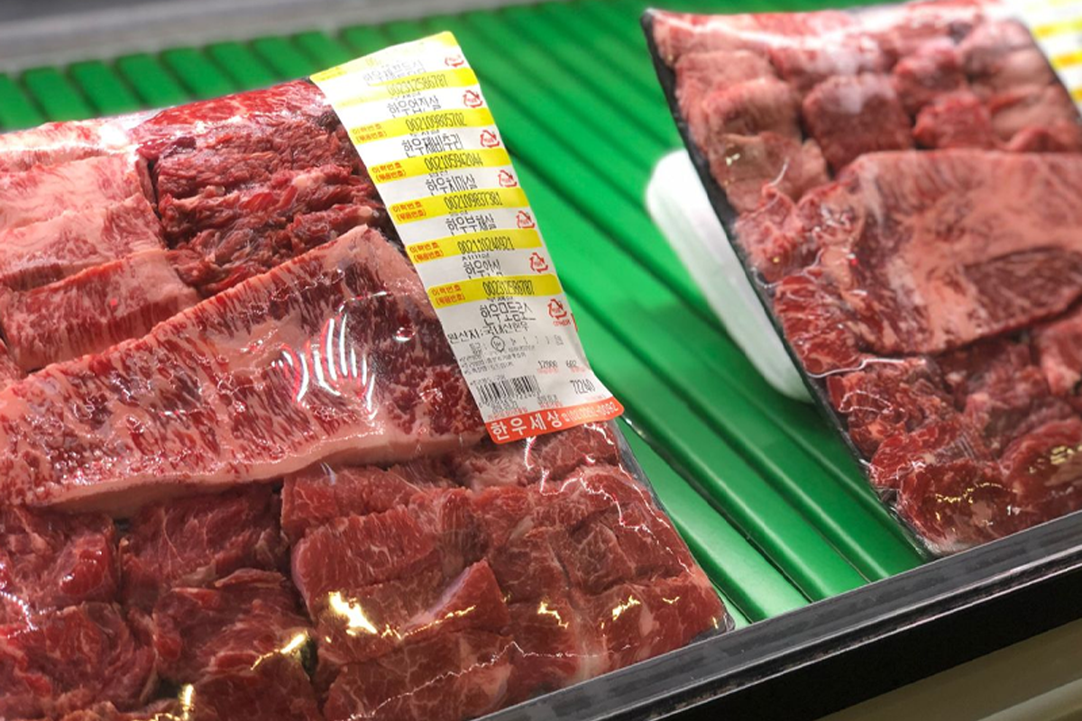 餐廳展示櫃中放置的韓牛切片細節